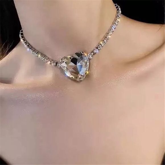 Gorgeous Big Heart Pendant Crystal Rhinestone Choker - Picture 2 of 4